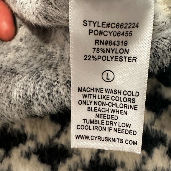 NWOT Women’s Cyrus Black & White Shaggy Fuzzy Houndstooth Crew Neck Sweater. Lg - Picture 6 of 10